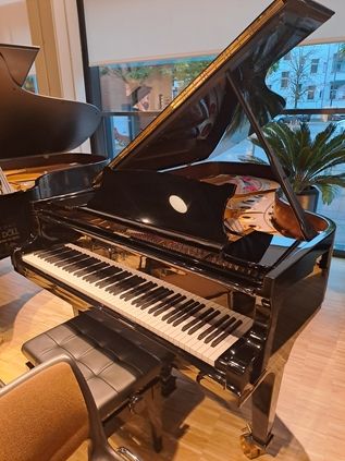 Steinway & Sons B-211
